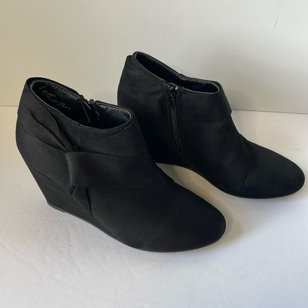 Chelsea Moreland Women's Size 10  Wedge Ankle Boots
